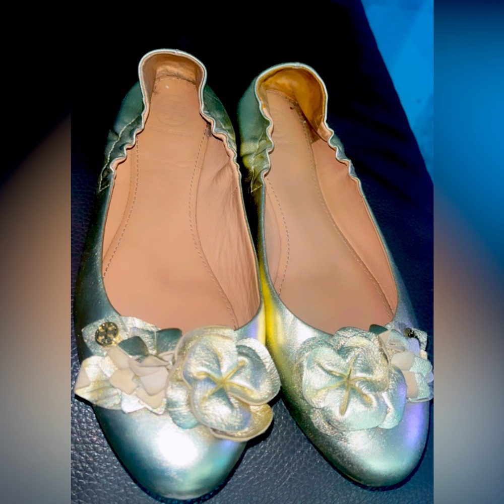 Tory Burch S 8 light gold flats. Light use, great condition. Extremely comfy